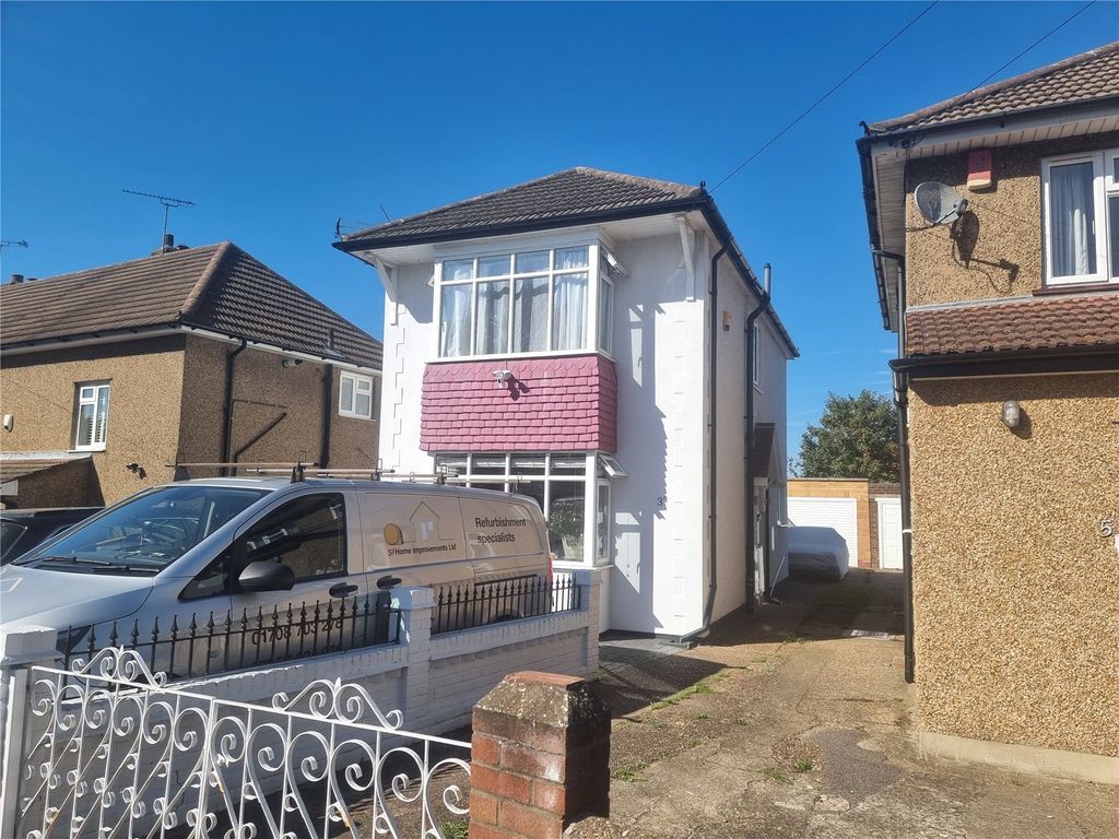 3 bed detached house for sale in Walmer Close, Romford RM7, £475,000