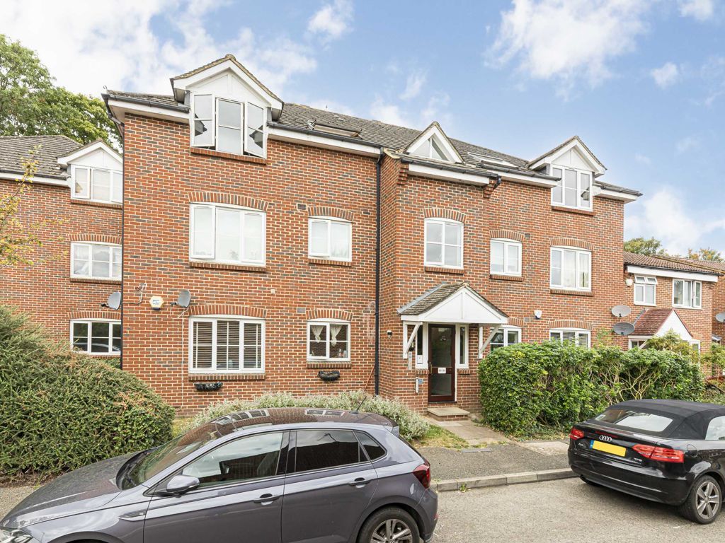 2 bed flat for sale in Bankside Close, Isleworth TW7, £299,950 Zoopla
