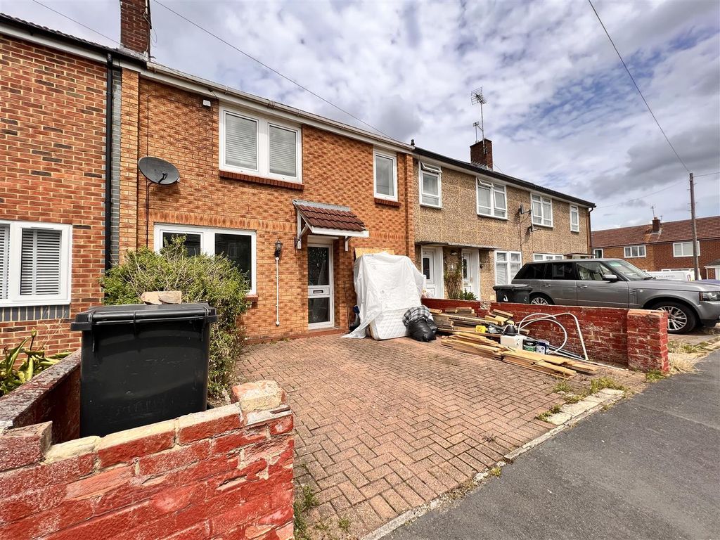 3 bed terraced house for sale in Berrington Road, Swindon SN3, £175,000