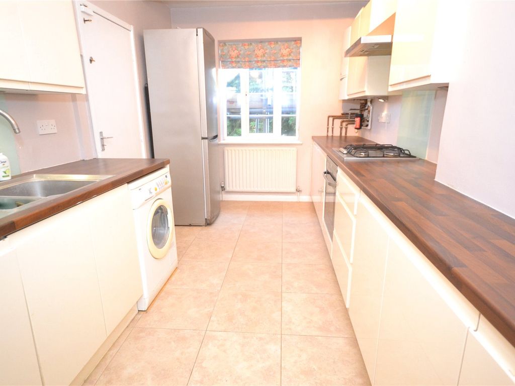 2 bed flat to rent in Monarch Court, Lyttelton Road, London N2, £1,950