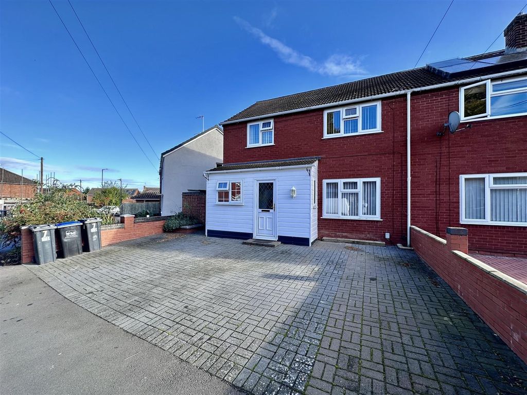 3 bed semidetached house to rent in Masters Road, Whitnash, Leamington