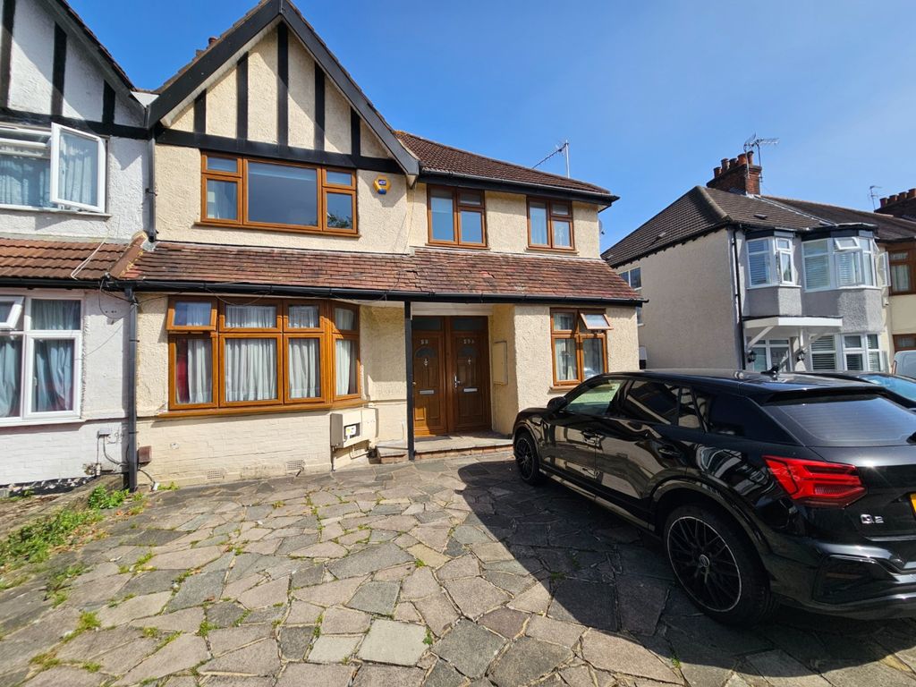 2 bed flat to rent in Fairfield Crescent, Edgware, Greater London HA8