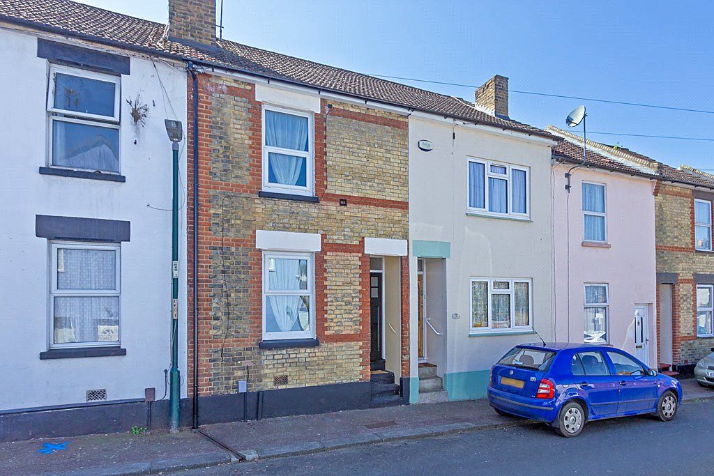 3 bed terraced house to rent in Chamberlain Road, Chatham, Kent ME4