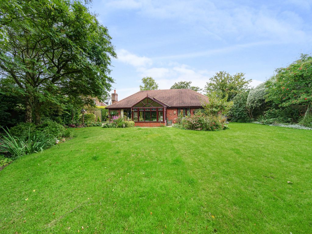 4 bed detached bungalow for sale in Oxford Road, Winchester SO21, £
