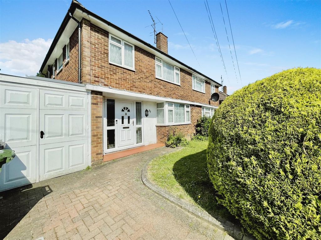 3 bed semidetached house for sale in Springfield Crescent, Harpenden
