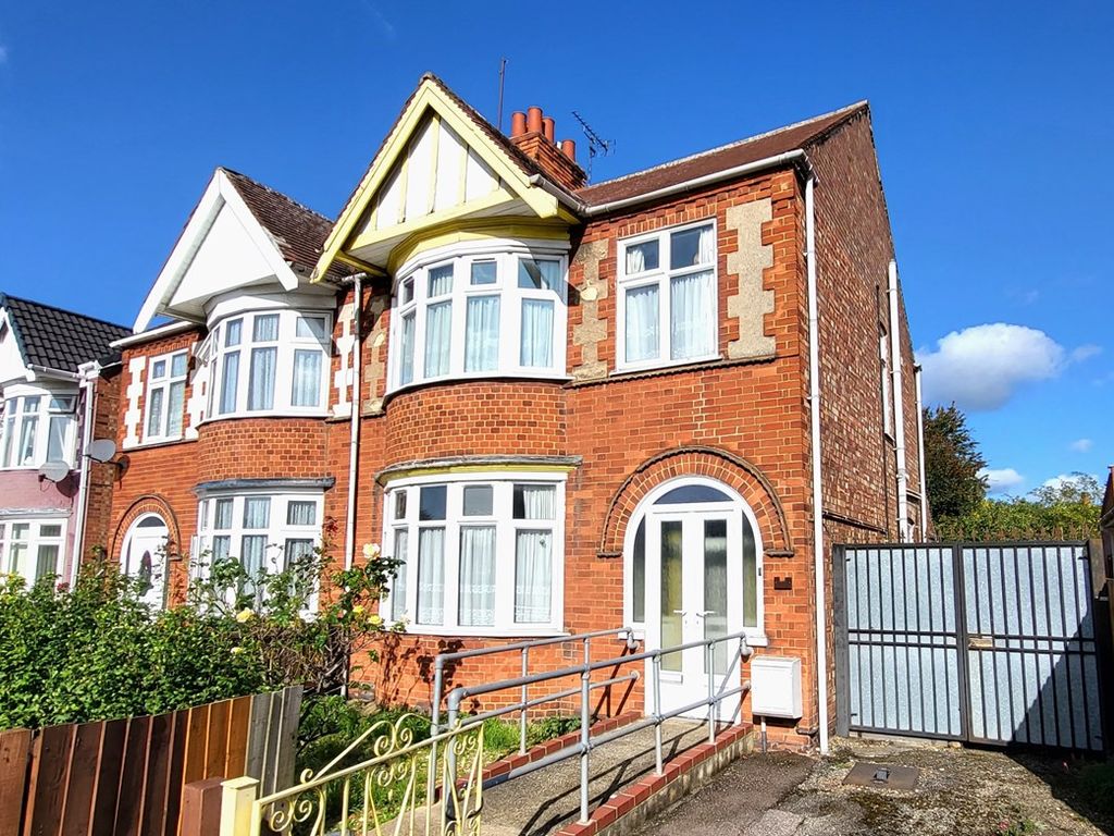 3 bed semidetached house for sale in Summerfield Road, Peterborough