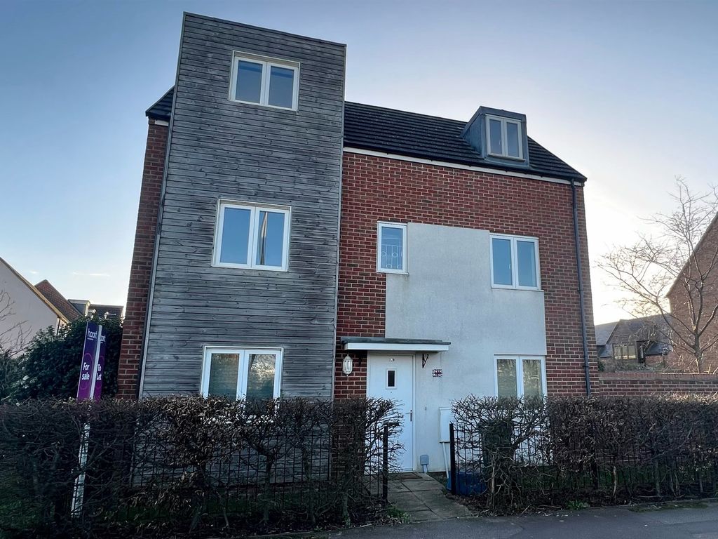 4 bed detached house for sale in Newport Road, Broughton, Milton Keynes