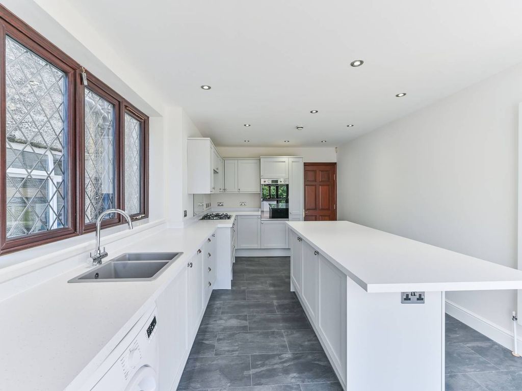 5 bed detached house to rent in Upper Grove, South Norwood, London SE25