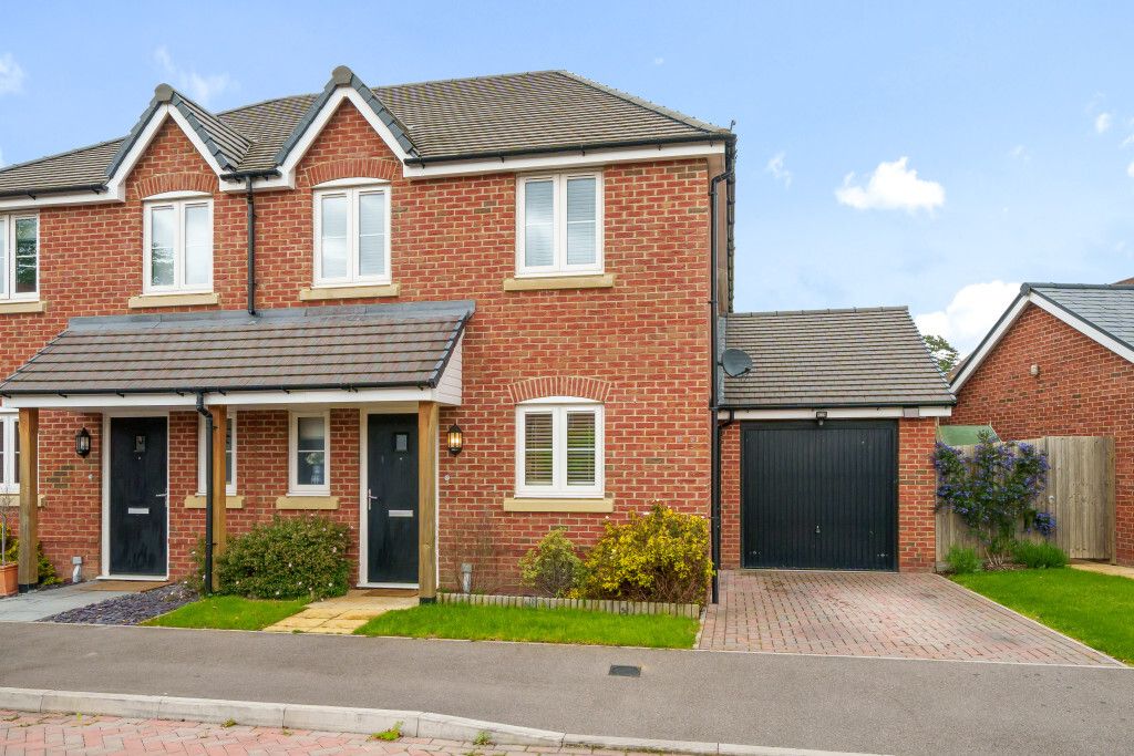 3 bed semidetached house for sale in Whitfield Gardens, East Hanney