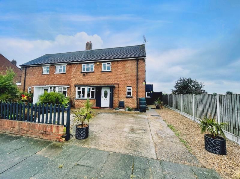 3 bed semidetached house for sale in Crescent Walk, Aveley, South