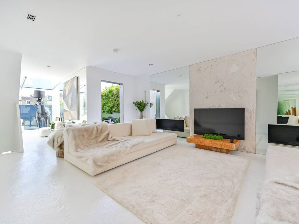 4 bed semidetached house for sale in Fulham Road, Parsons Green