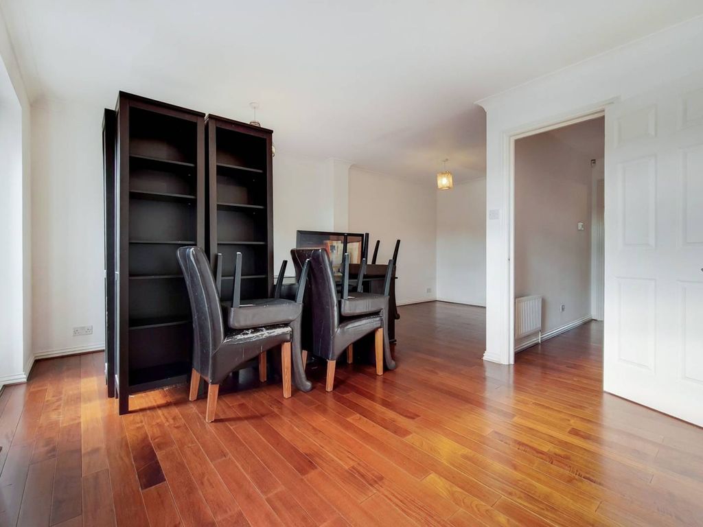 4 bed semidetached house to rent in Carlisle Close, Pinner HA5, £2,995