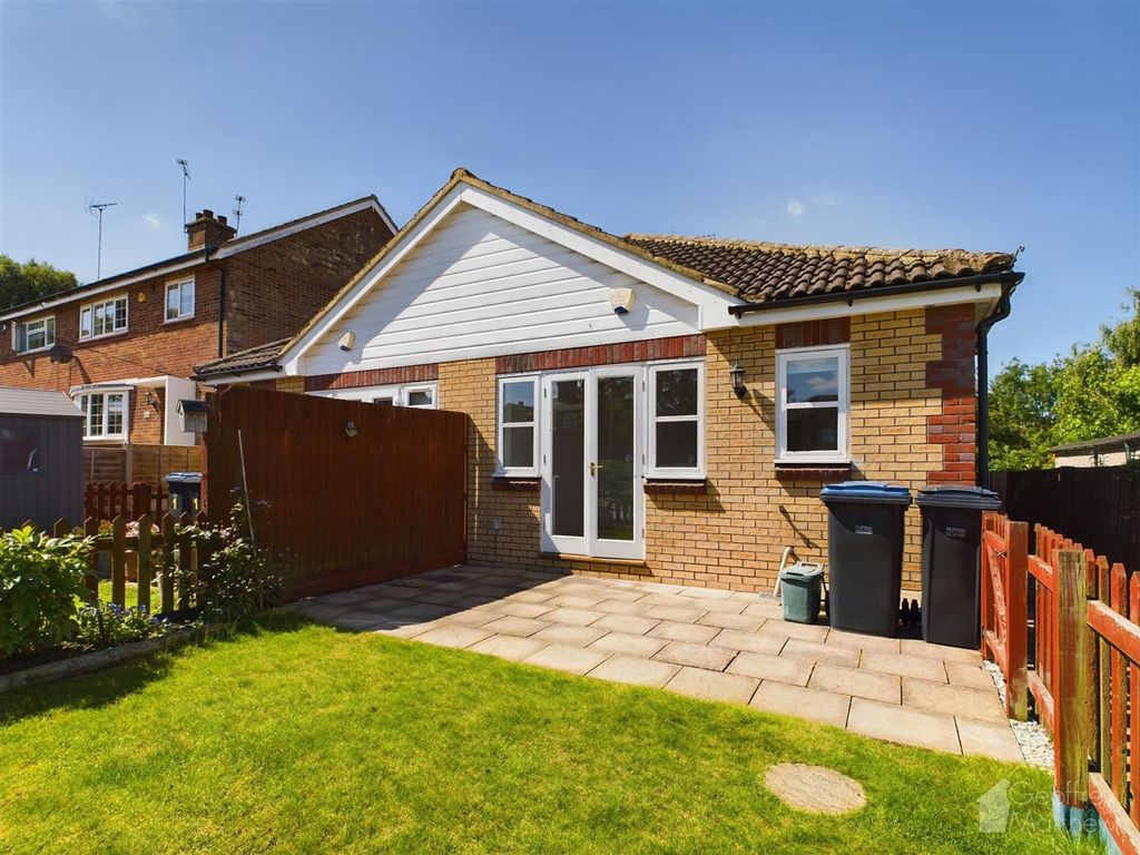 1 bed bungalow for sale in Magpies, Potter Street, Harlow CM17, £