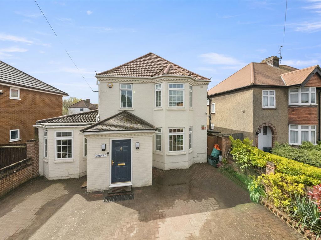 4 bed detached house for sale in Oxford Road, Gerrards Cross SL9, £850,000 Zoopla