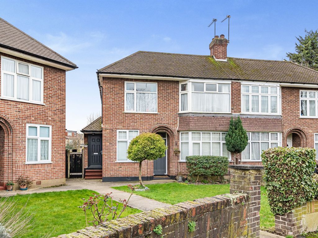 2 bed for sale in Myddelton Close, Enfield EN1, £330,000