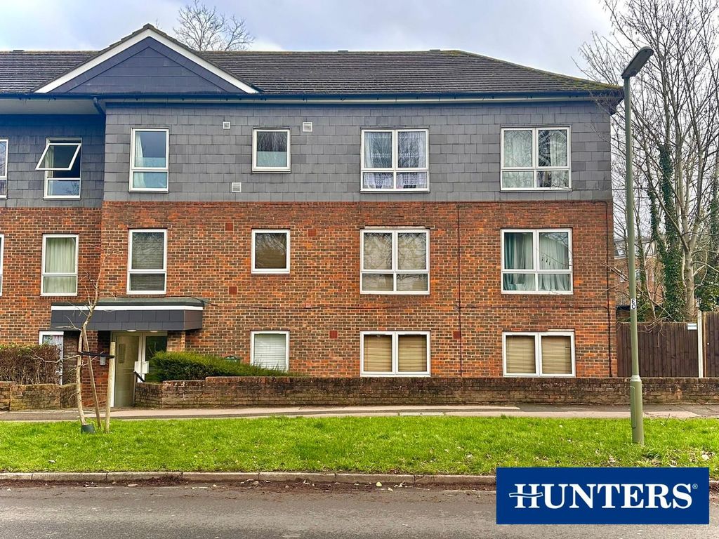 1 bed flat for sale in Briarwood Court, The Avenue, Worcester Park KT4, £300,000 Zoopla