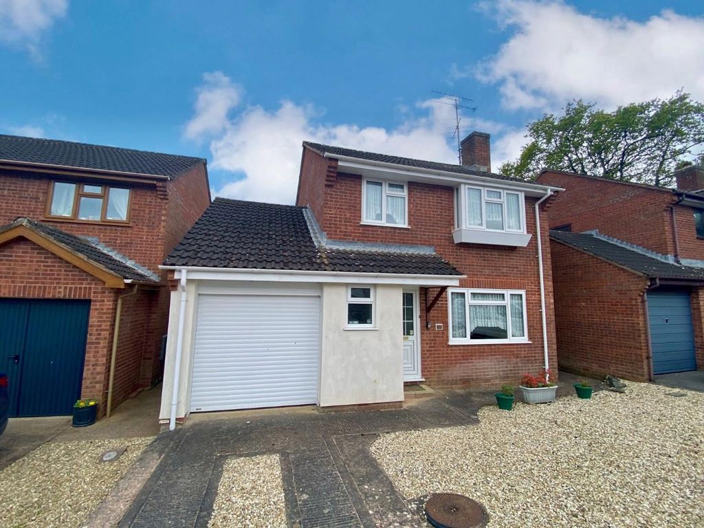 3 bed detached house to rent in Bluebell Avenue, Tiverton EX16, £1,200