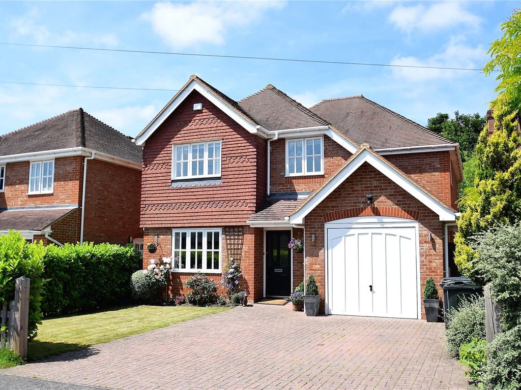 4 bed detached house for sale in Mid Cross Lane, Chalfont St. Peter
