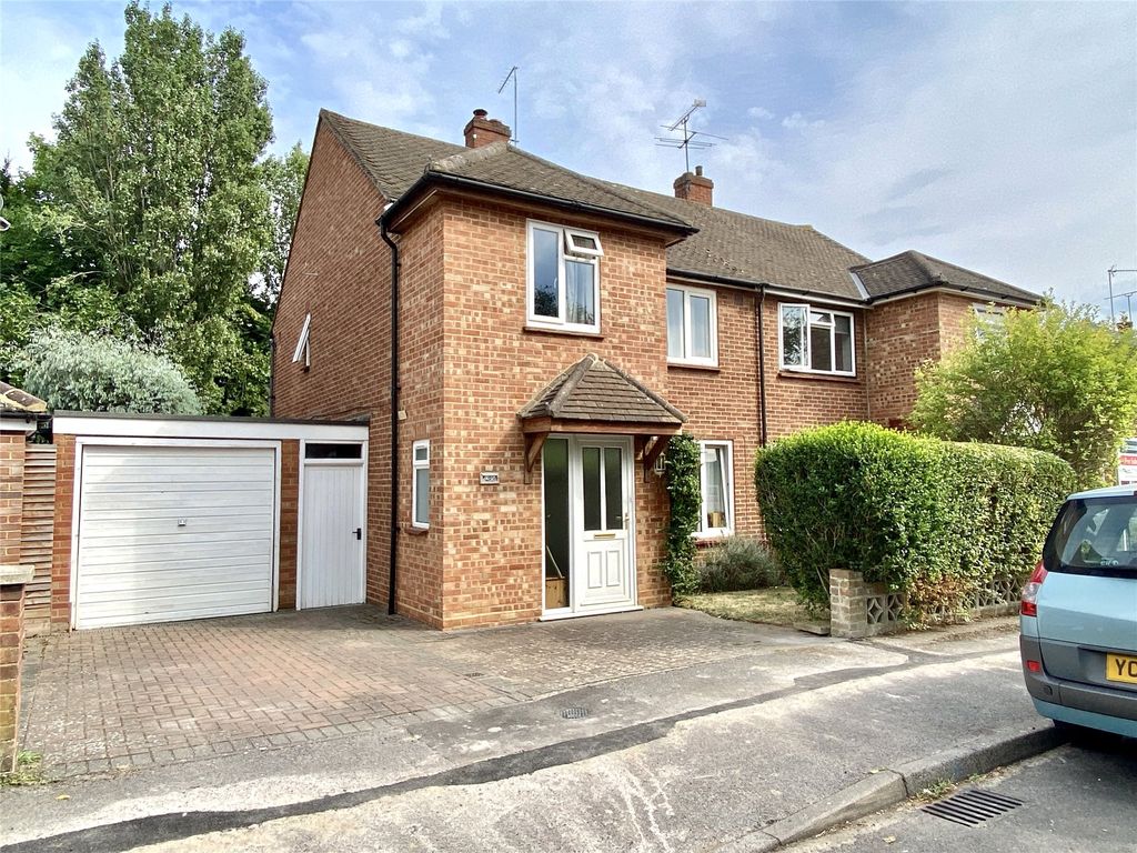 3 bed semidetached house for sale in Brill Close, Maidenhead