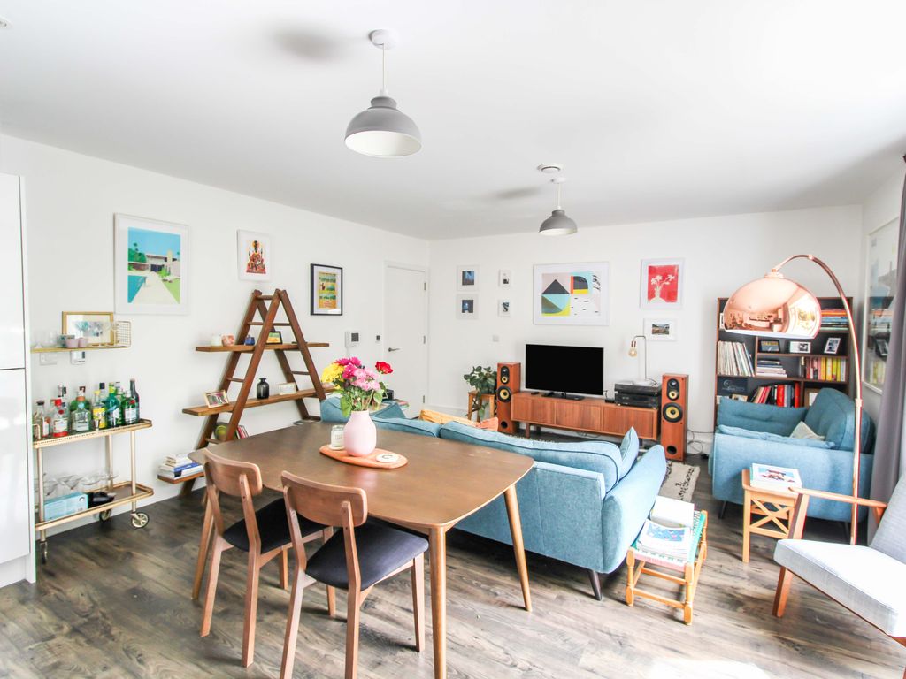 2 bed flat for sale in Searchwood Road, Warlingham CR6, £450,000 Zoopla