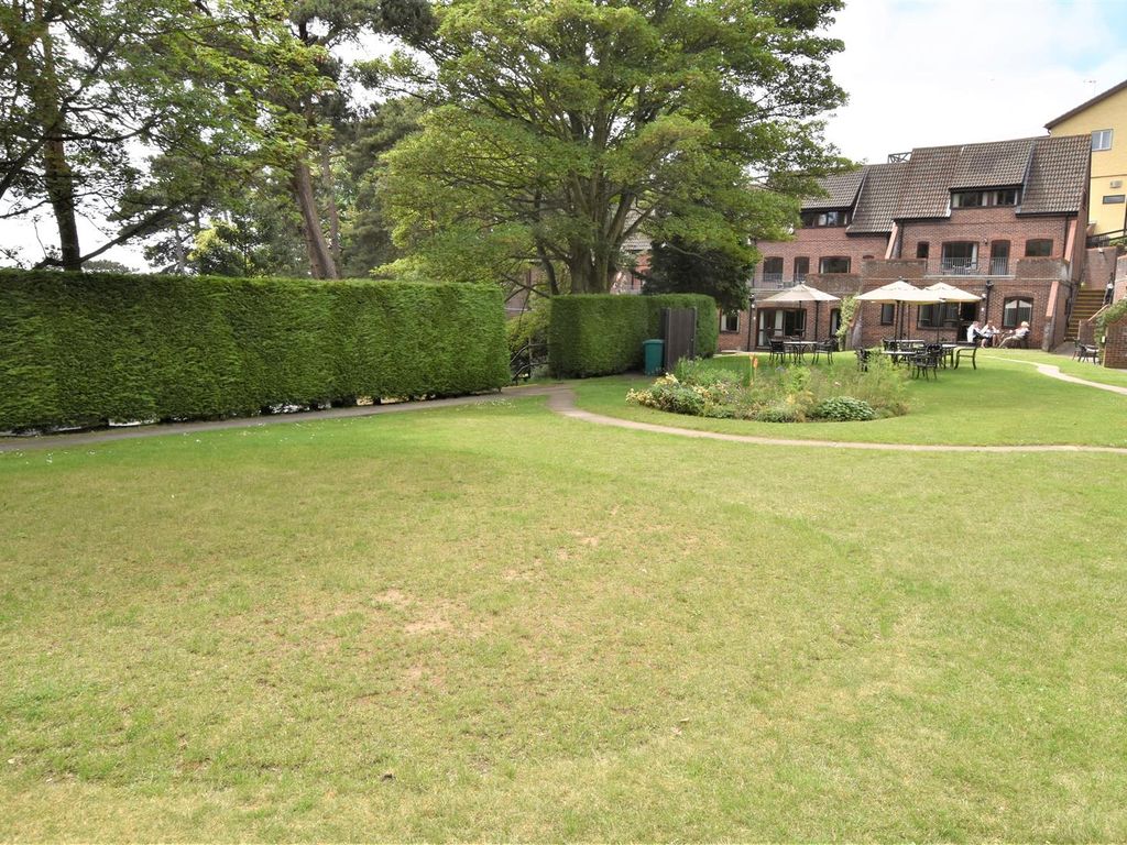 3 bed villa for sale in Overstrand Road, Cromer NR27, £160,000 Zoopla