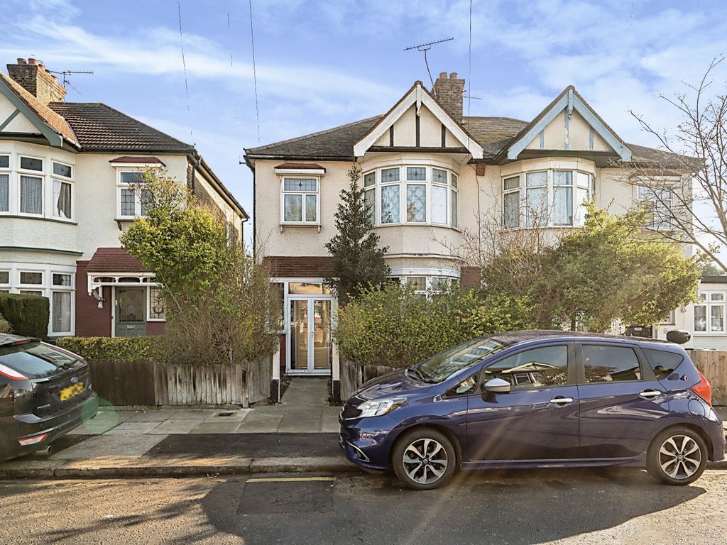 3 bed semidetached house for sale in Trinity Road, Ilford IG6 Zoopla