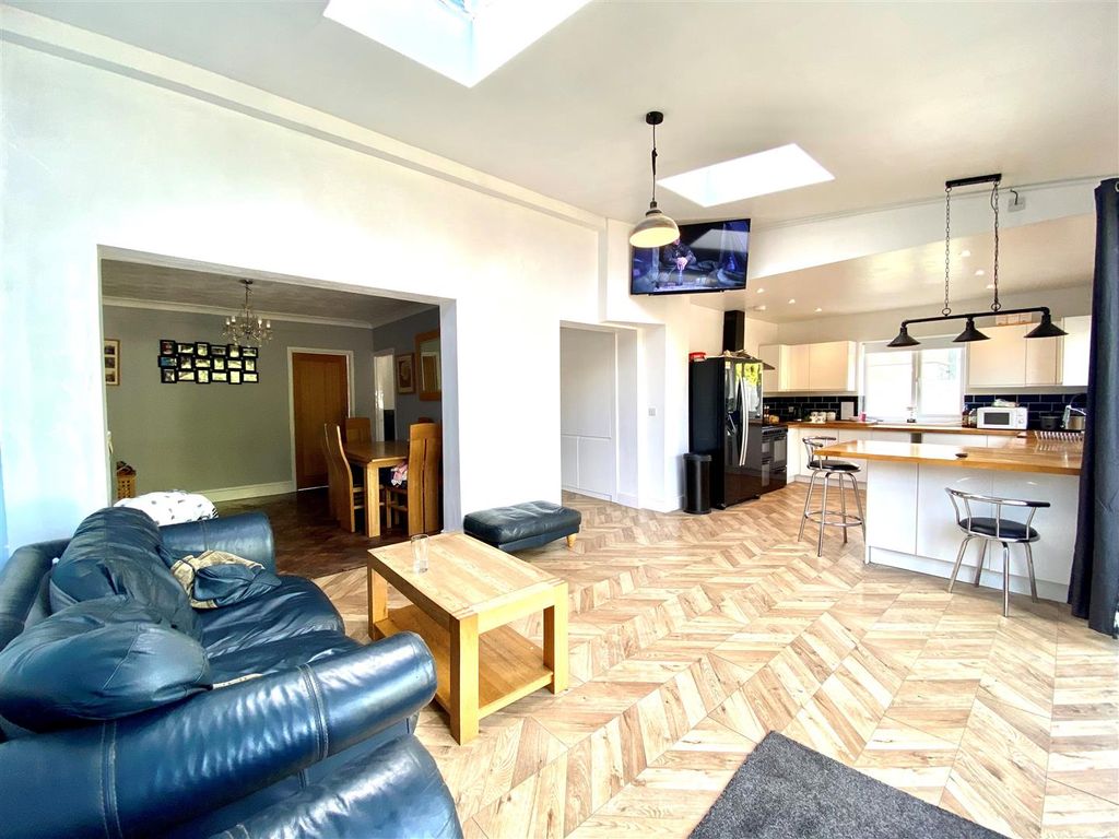 5 bed semidetached house for sale in Marlborough Road, Old Town