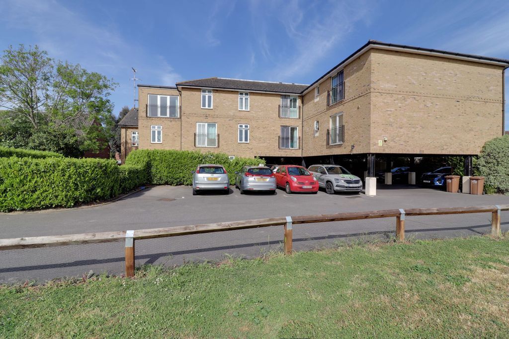 2 bed flat to rent in London Road, Ashford TW15 Zoopla