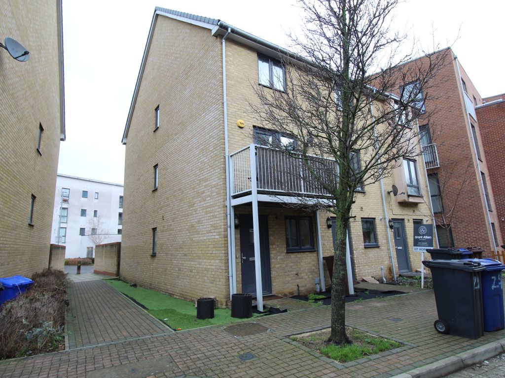 3 bed terraced house to rent in Draper Close, Grays RM20, £1,695 pcm