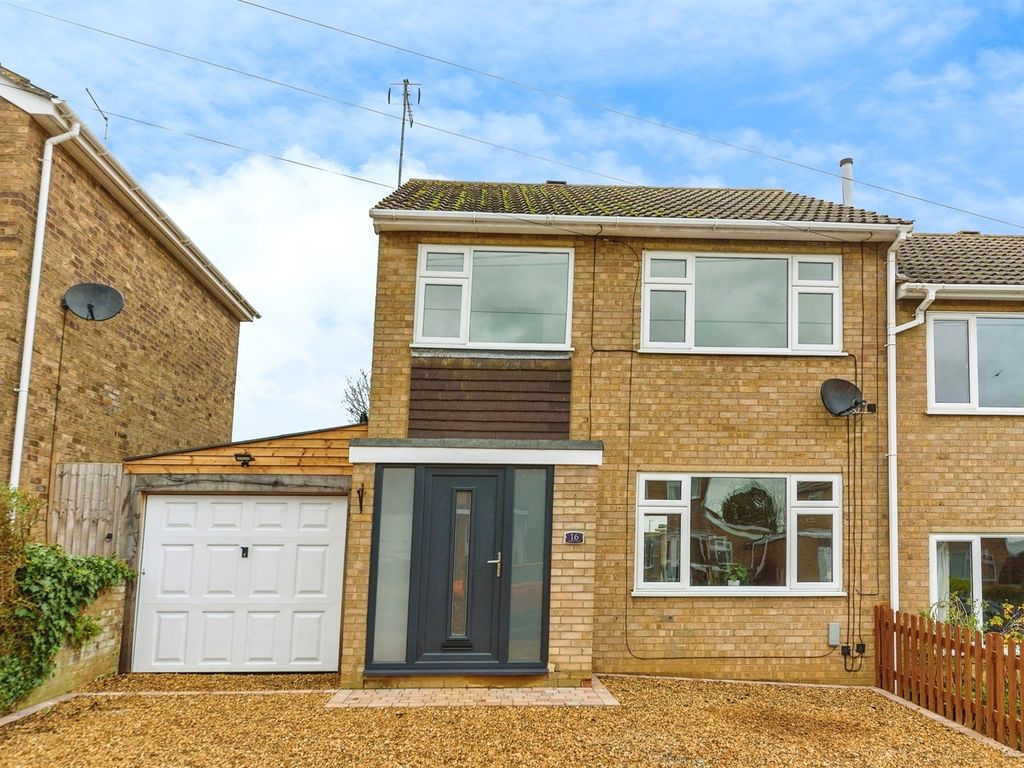 4 bed semidetached house for sale in Nene View, Oundle, Peterborough