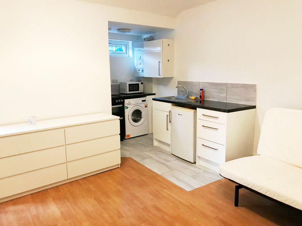 Studio to rent in Oatlands Drive, Weybridge KT13 Zoopla
