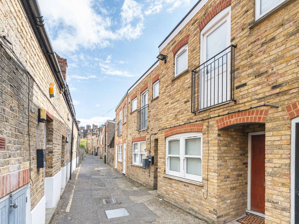 1 bed flat for sale in Gleneagle Mews, Streatham, London SW16, £235,000