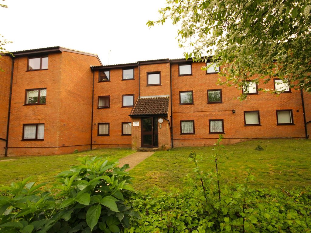 2 bed flat to rent in Valley Green, Hemel Hempstead, Hertfordshire HP2