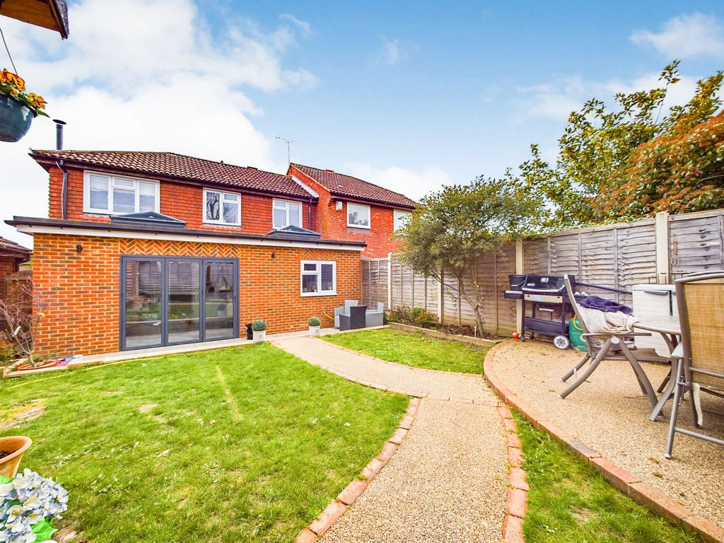 3 bed end terrace house for sale in Bamborough Close, Southwater