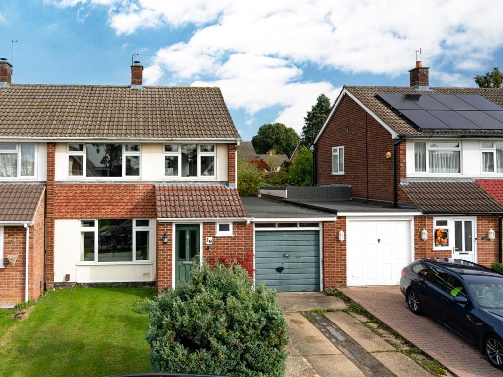 3 bed semidetached house for sale in Crossfell Road, Leverstock Green