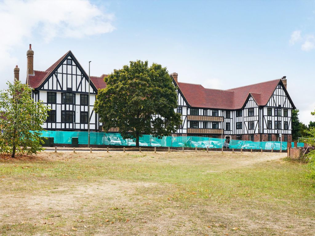 1 bed flat for sale in Queens Close, Lammas Lane, Esher, Surrey KT10