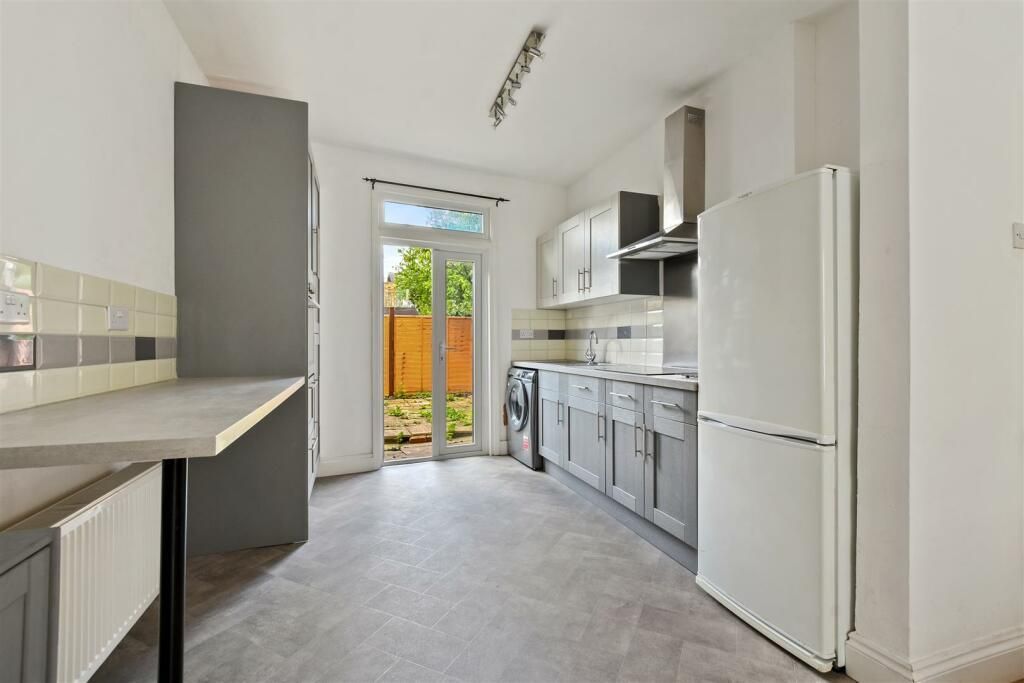 2 bed flat to rent in Sandringham Road, London NW2, £2,200 pcm Zoopla