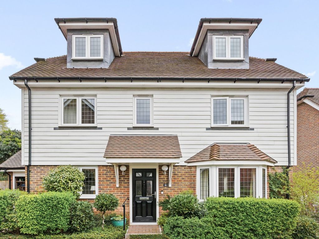 5 bed detached house for sale in Park Farm Close, Maresfield TN22, £