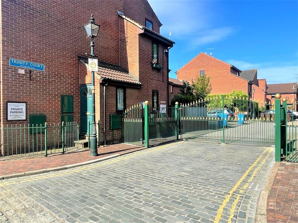 1 bed flat to rent in Trinity Court, Fish Street, Hull HU1, £595 pcm
