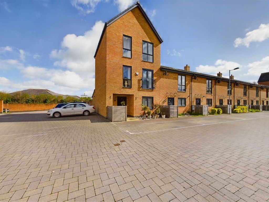 4 bed end terrace house for sale in Brooks Mews, Aylesbury HP19, £