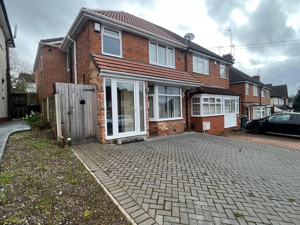 Room to rent in Harvest Road, Bearwood, Smethwick B67, £500 pcm Zoopla