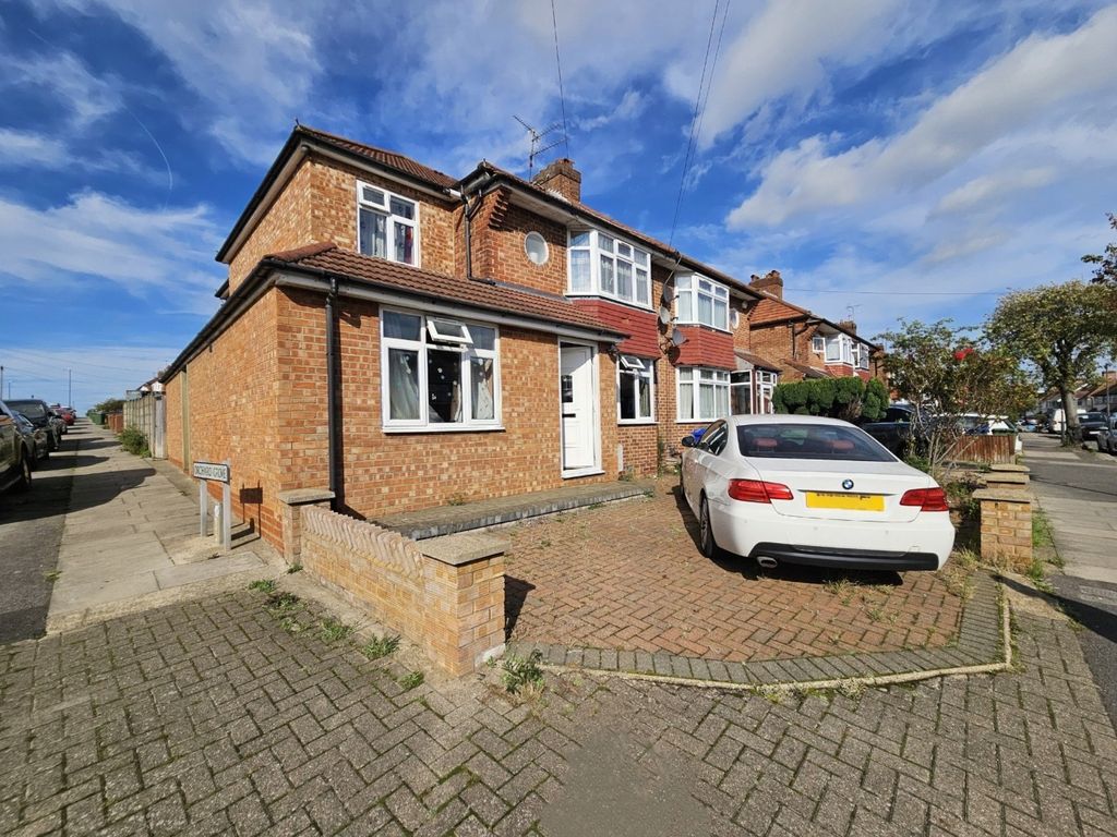 6 bed semidetached house for sale in Oakleigh Avenue, Edgware