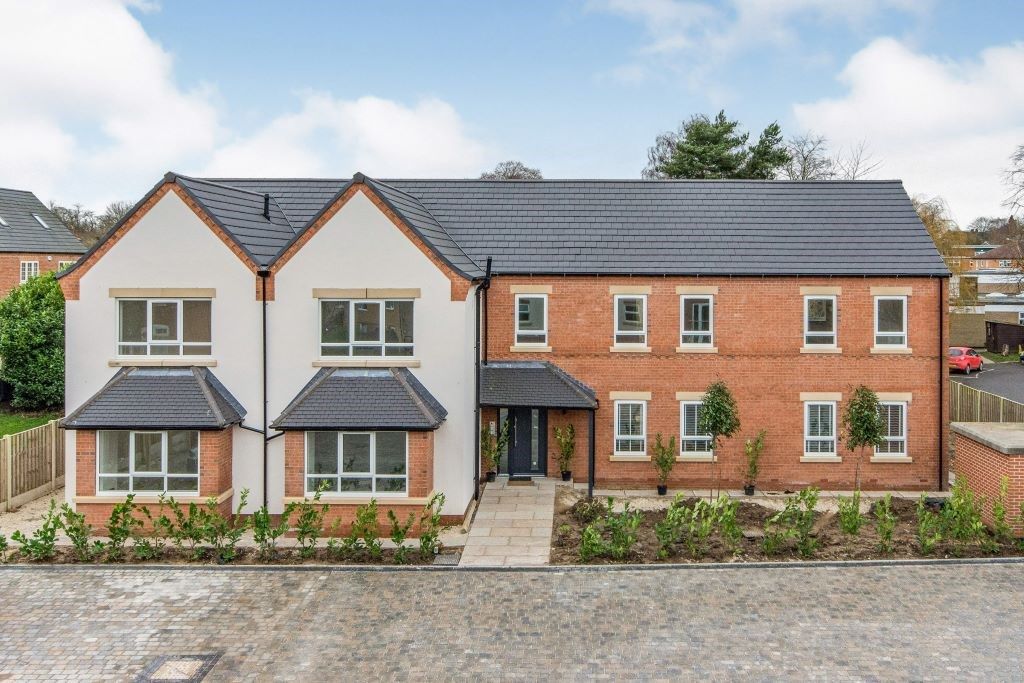 2 bed flat for sale in Station Road, Bawtry, Doncaster DN10, £229,950