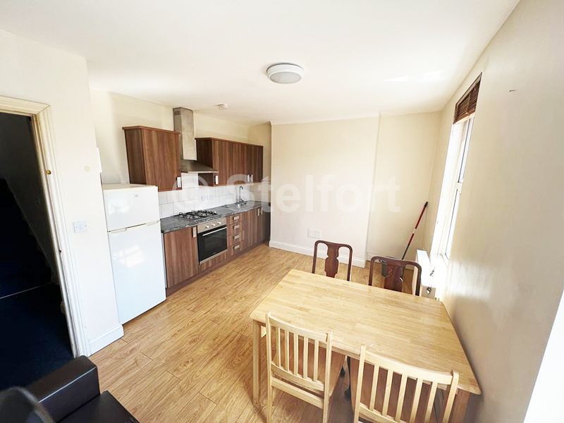 3 bed flat to rent in West Ham Lane, London E15 Zoopla