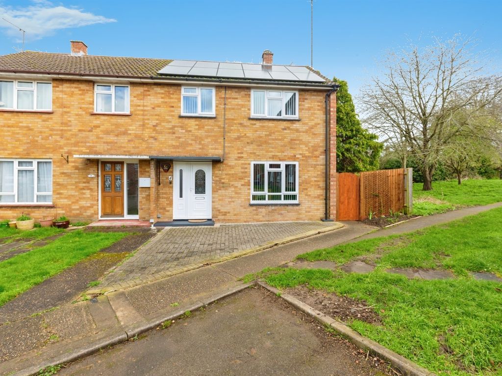 3 bed semidetached house for sale in Chestnut Close, Stony Stratford