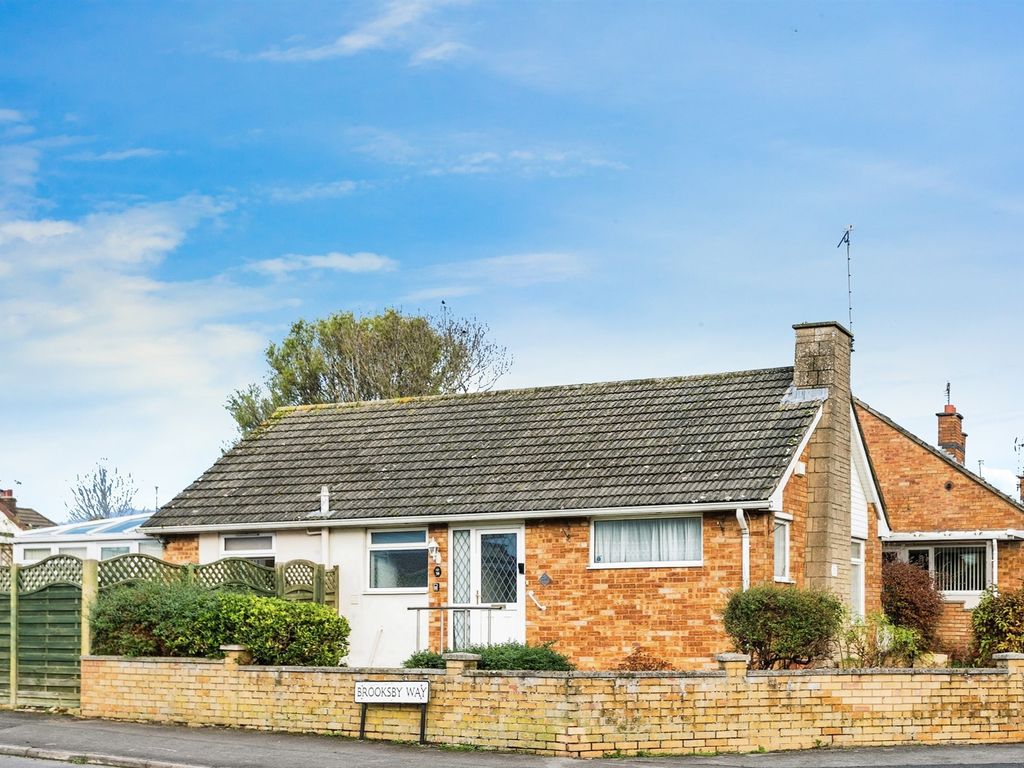 2 bed detached bungalow for sale in Weedon Road, Swindon SN3, £325,000
