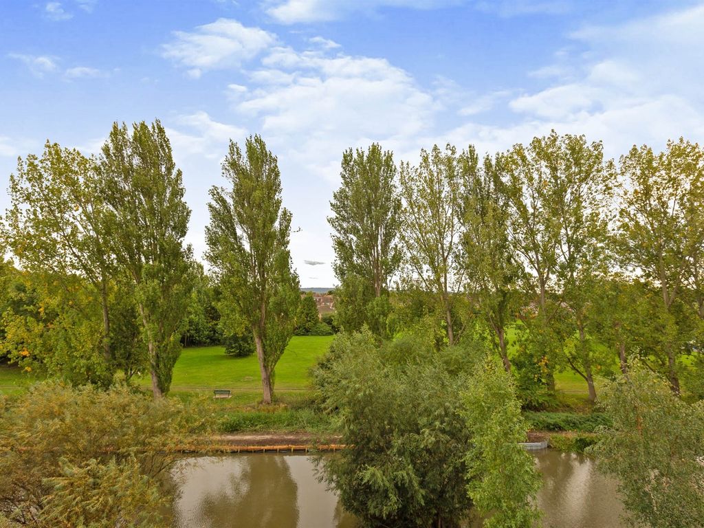 Provis Wharf, Canalside, Aylesbury HP20  