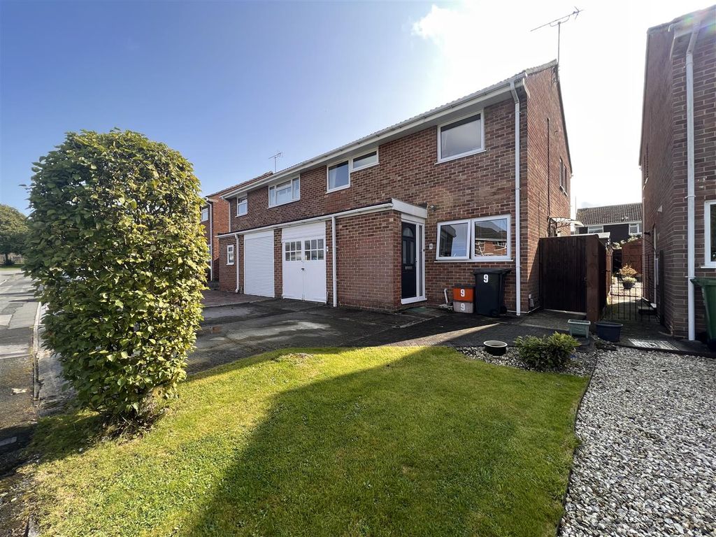 3 bed semidetached house for sale in Haynes Close, Swindon SN3, £