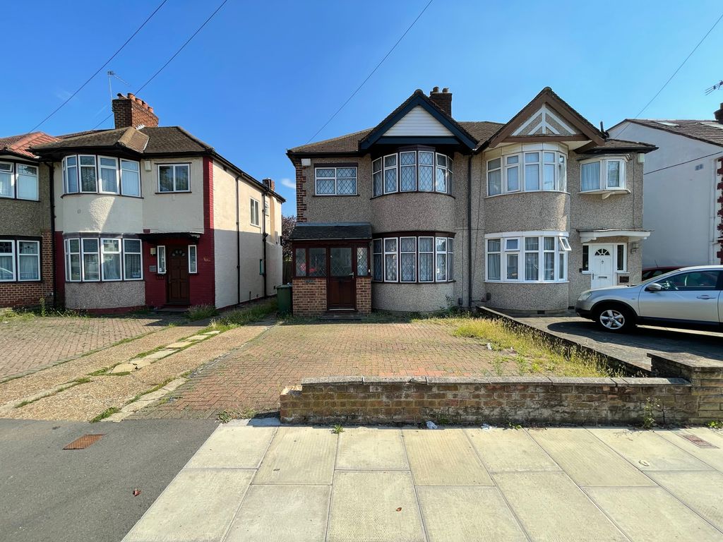 3 bed semidetached house to rent in Kenmore Avenue, Harrow HA3, £2,350