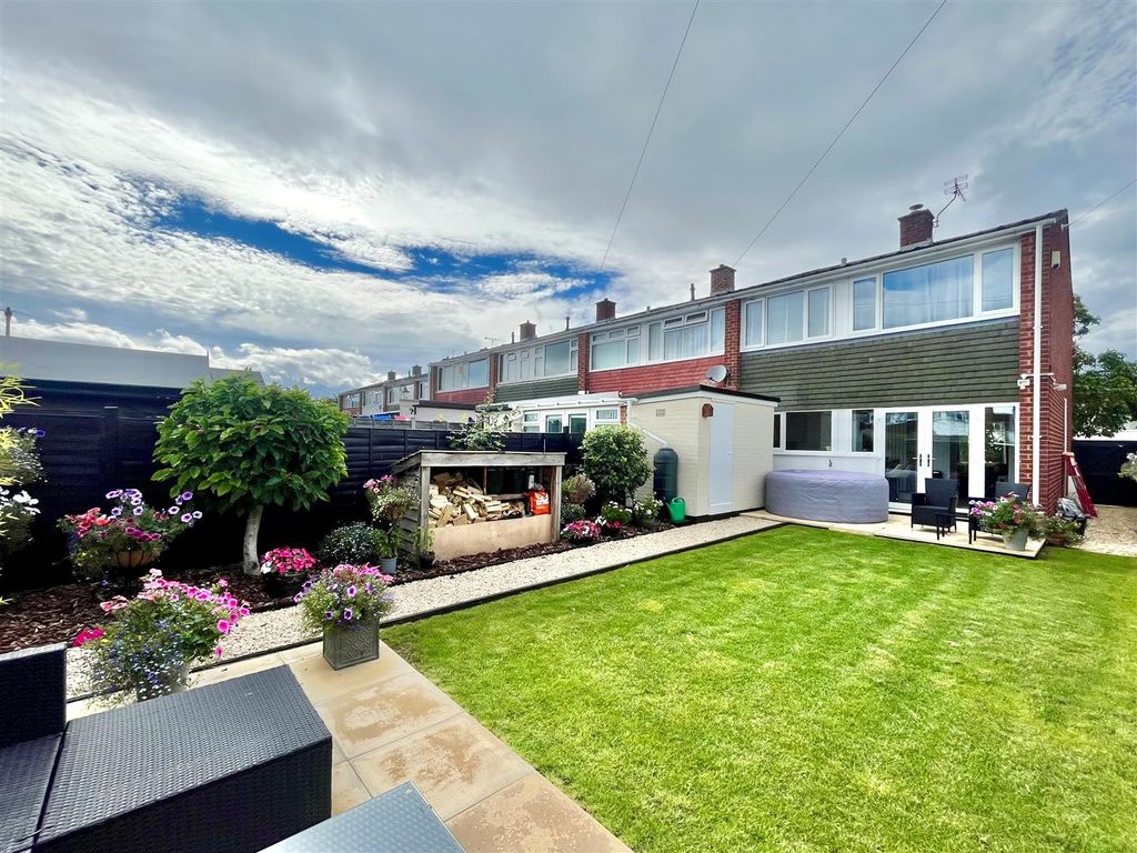 3 bed end terrace house for sale in Sapphire Close, Tuffley, Gloucester